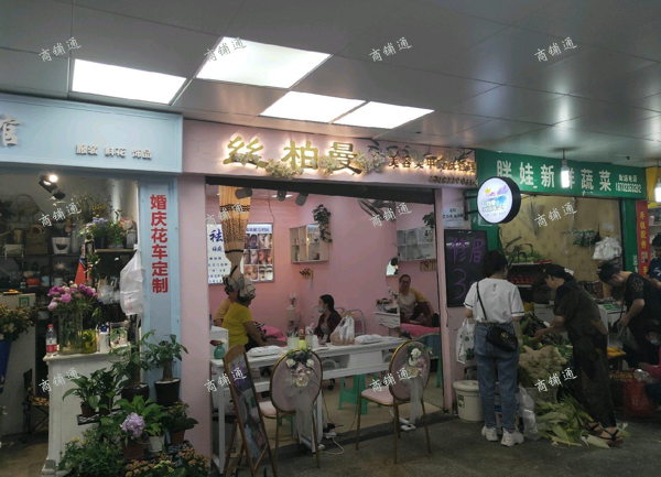 (转让) 店铺位于杨家坪国美电器到商社电器的地下通道内，人流量非常大。