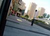 (转让) 对面是商业区， 后面是小区， 大门口，有上班人群