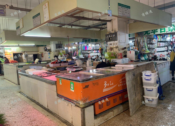 (转让) 三峡广场陈家湾菜市场摊位，因人手不够，低价转让 稳定客源