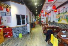 新建区省庄佳苑小区出入口沿街餐饮店转让，自带客源