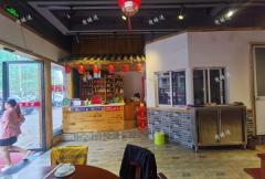 新建区省庄佳苑小区出入口沿街餐饮店转让，自带客源