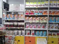 华宇时代星都小区广场沿街零食店转让，人流量大