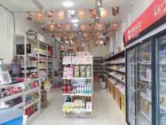 华宇时代星都小区广场沿街零食店转让，人流量大