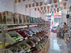华宇时代星都小区广场沿街零食店转让，人流量大