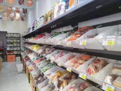 华宇时代星都小区广场沿街零食店转让，人流量大