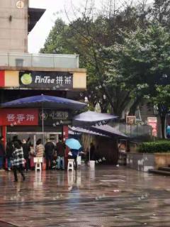 重庆总部城一楼扶梯口旁早餐店转让，日流量大
