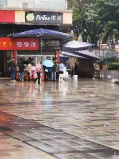 重庆总部城一楼扶梯口旁早餐店转让，日流量大