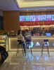 (转让) 奶茶店，一楼，整栋楼都是酒店，一半多酒店都放有店铺点餐牌。