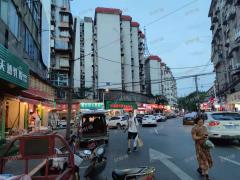 东湖区阳明东路沿街店铺转让，附近都是学校医院小区