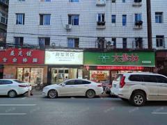 东湖区阳明东路沿街店铺转让，附近都是学校医院小区