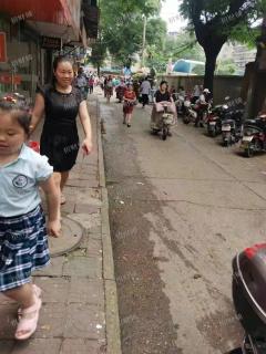 系马桩松物小学对面店铺转让，无行业限制人流大