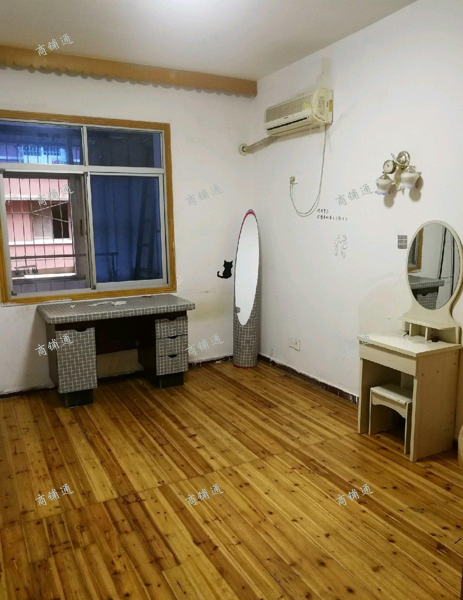 (转让) 地铁口旁边，出门就是广场，楼下小吃方便。小区有幼儿园和学校。