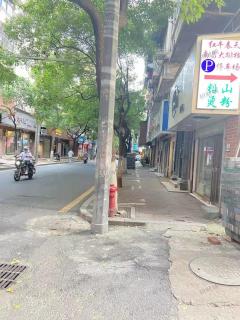 东湖区子固路沿街服装店转让，可空转租金便宜