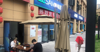 (转让) 小区大门口，十字路口旁，旁边有超市，药房等等