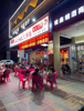(转让) 店铺旁边有饭店、足浴城，楼上写字楼、公寓、学校等