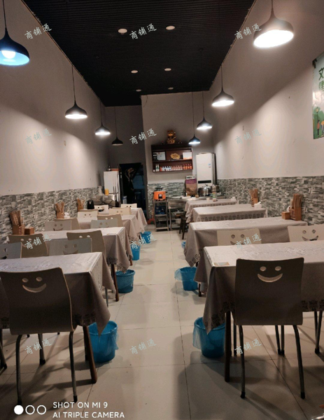 (转让) 人流量大，无物管费，每月50元清洁费，临近解放碑商圈