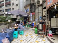 江北区观音桥旁多年餐饮店转让，消费力度强