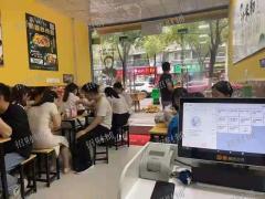 南昌五中对面小区沿街特色小吃店转让，客源稳定