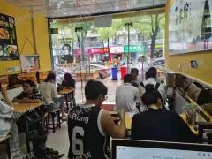 南昌五中对面小区沿街特色小吃店转让，客源稳定