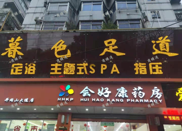 (转让) 位置人流大消费群体广，装修内饰齐全。