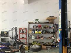 城东花园小区汽修店转让，可做饭住人，无行业限制