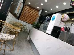  水利职业学院外面小吃街店铺空转，人流量大