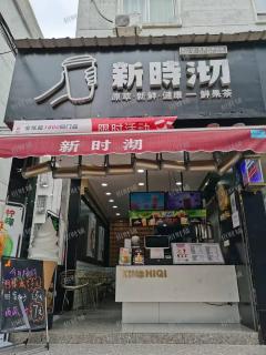  水利职业学院外面小吃街店铺空转，人流量大