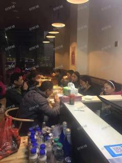 优乐汇昌北生活广场对面小区餐饮店转让，人流量大