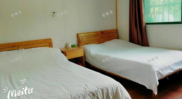 (转让) 临近火车站与八一广场，在盈石广场对面，有三层，二至三层为客房