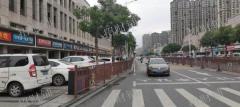 南昌县中医院东门口沿街旺铺招租，门头宽无行业限制