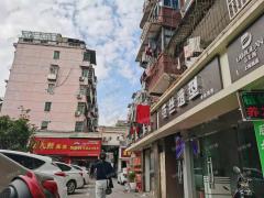 H潮购物广场正对面美发店转让，客流量大接手即营业