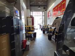 中医院旁交叉口双门头粉面店空转，位置显眼人流大