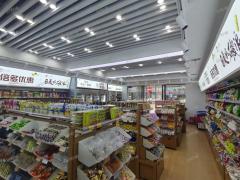 创新一路小区口零食店转让，临近地铁小区写字楼围绕