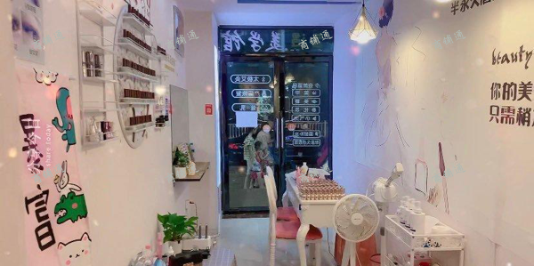 (转让) 附近人流量多，隔壁是理发店和女装店的可以带动生源