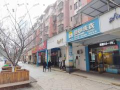 凤凰家园商业街经营4年服装店低价转让，人流大