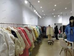 凤凰家园商业街经营4年服装店低价转让，人流大