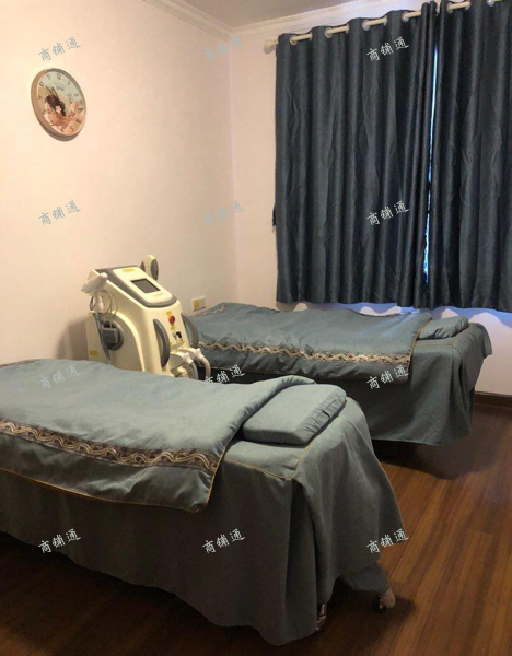 (转让) 繁华地段，临街高档小区内，电梯房三楼，对面有学校和医院。