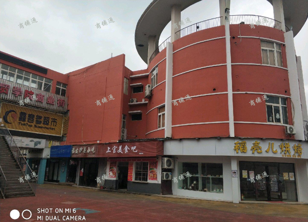 (转让) 大学校内商业街入口处一号铺位，盈利小吃店，低价转让！