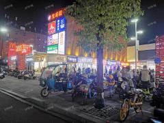 地铁口大学城对面，商场出入口日营业额2500