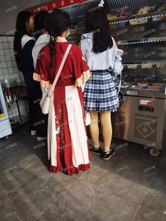 地铁口大学城对面，商场出入口日营业额2500