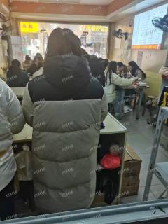 四年老店日营业额三千五，大学内商业街学生约3万人
