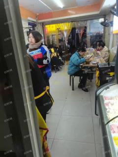 四年老店日营业额三千五，大学内商业街学生约3万人