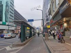 中山路百盛地铁口小吃店，位于商圈十字路口人流大