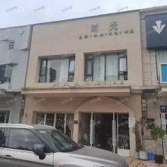 万达金街正对面上下两层店铺空转，门头大无行业限制