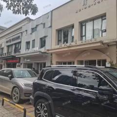 万达金街正对面上下两层店铺空转，门头大无行业限制