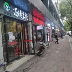 铜锣湾广场对面餐饮店，多个学校政府单位围绕人流大