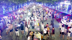 瑶湖夜市零食店转日营业额2千元，附近学生约7万人