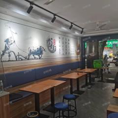 江大南路临街餐饮店，多个大学围绕对面就是酒店