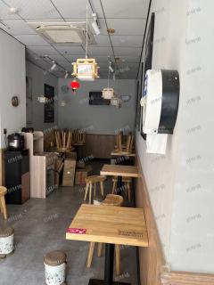 绿地国际博览城地铁口经营2年品牌餐饮店，位置显眼