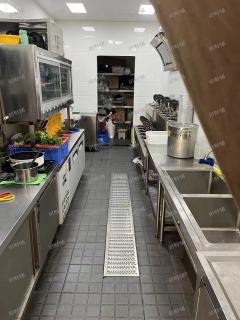 绿地国际博览城地铁口经营2年品牌餐饮店，位置显眼